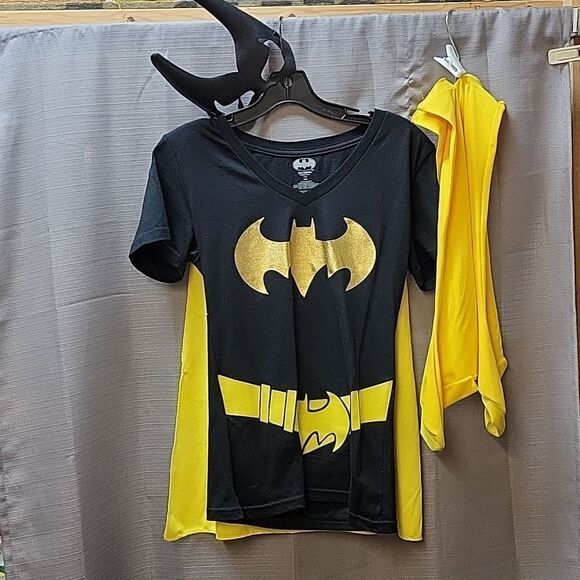 Batman Women's Crew Neck Caped Costume T-Shirt women's Medium boot covers mask - Picture 1 of 7